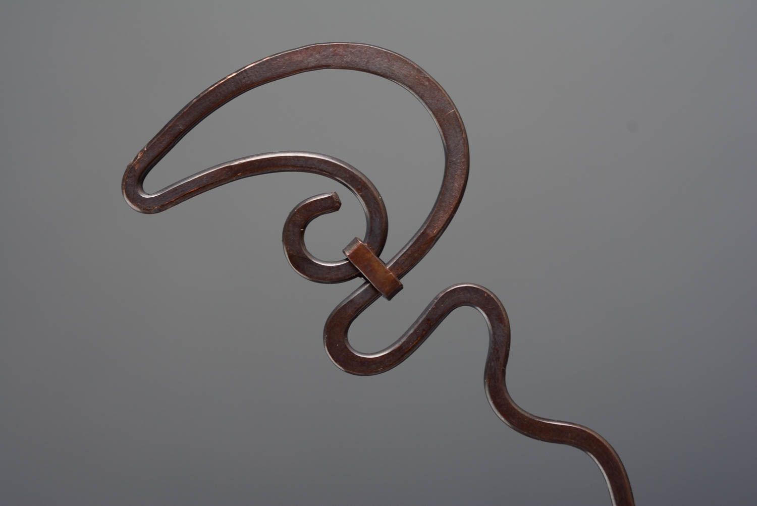 Große braune handgemachte originelle elegante Wire Wrap Haarnadel aus Kupfer foto 2