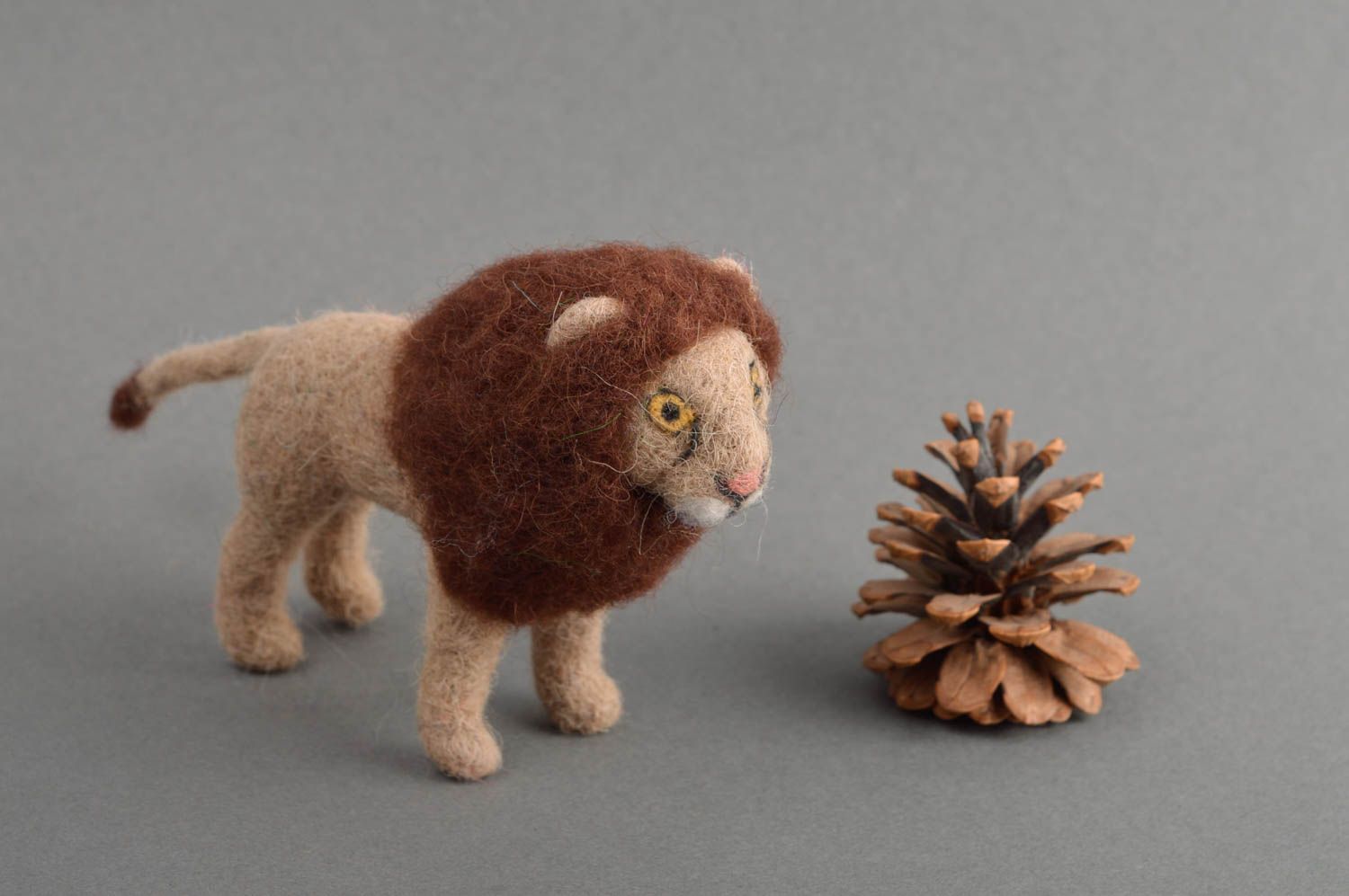 Jouet lion Peluche faite main en laine feutrée original Cadeau pour enfant photo 1