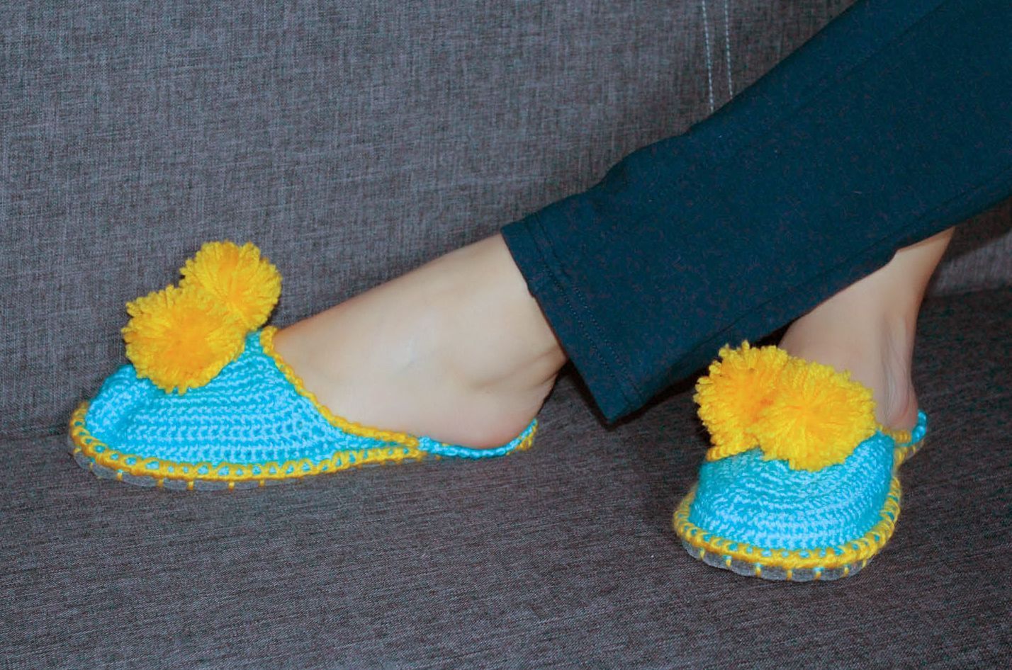Pantofole da casa fatte a mano di lana in colore giallo blu da donna belle foto 5