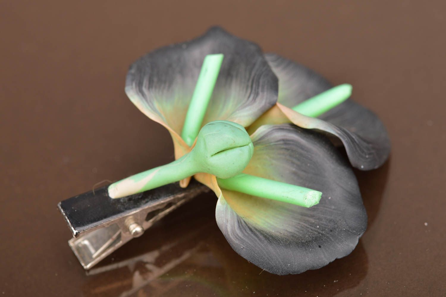 Petite pince à cheveux avec fleurs gris foncé en pâte polymère faite main photo 3