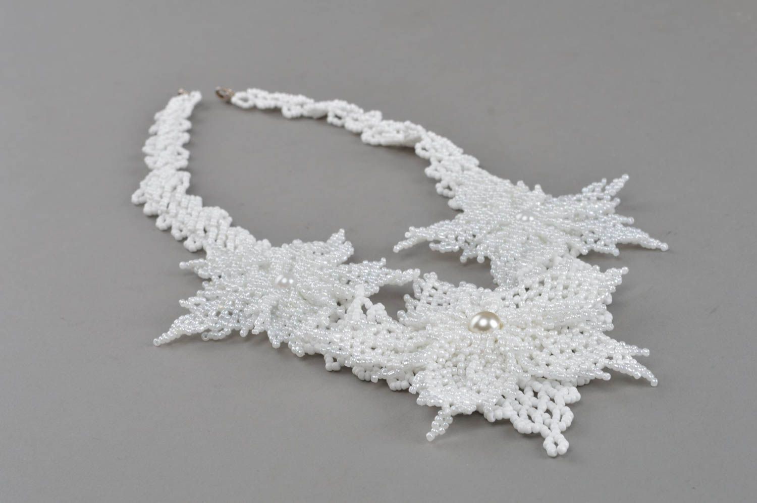 Ожерелье из бисера белое с бусинами цветами красивое необычное ручной работы фото 2