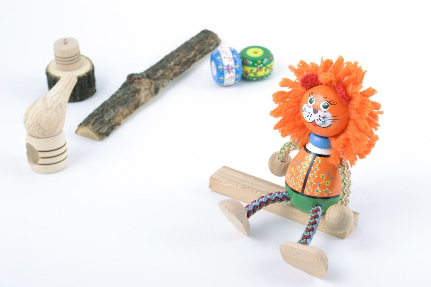 Деревянная эко игрушка львенок на качелях из бука расписной милый ручная работа фото 1