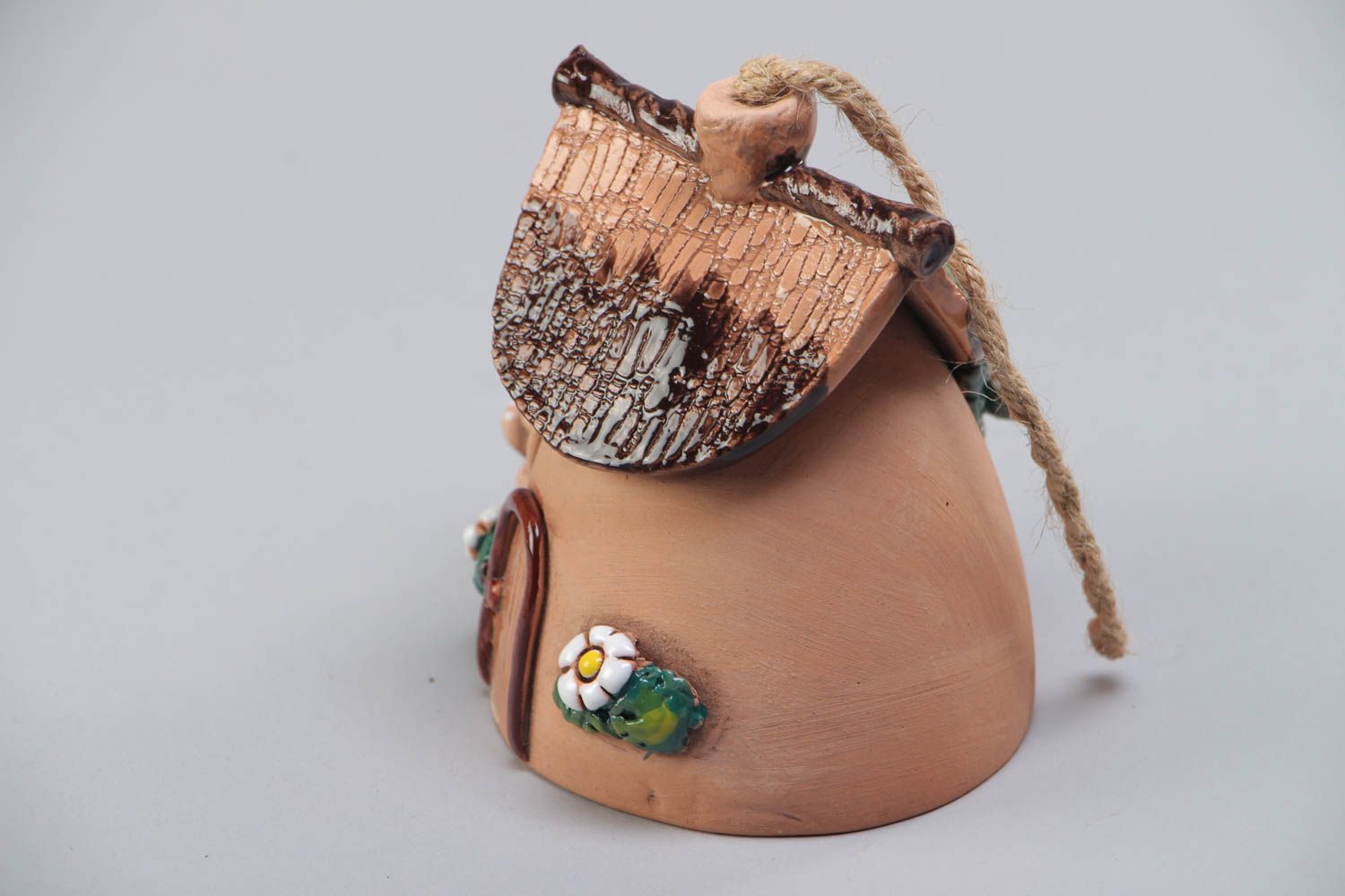 Petite clochette en céramique brun clair faite main en forme de maisonnette   photo 3