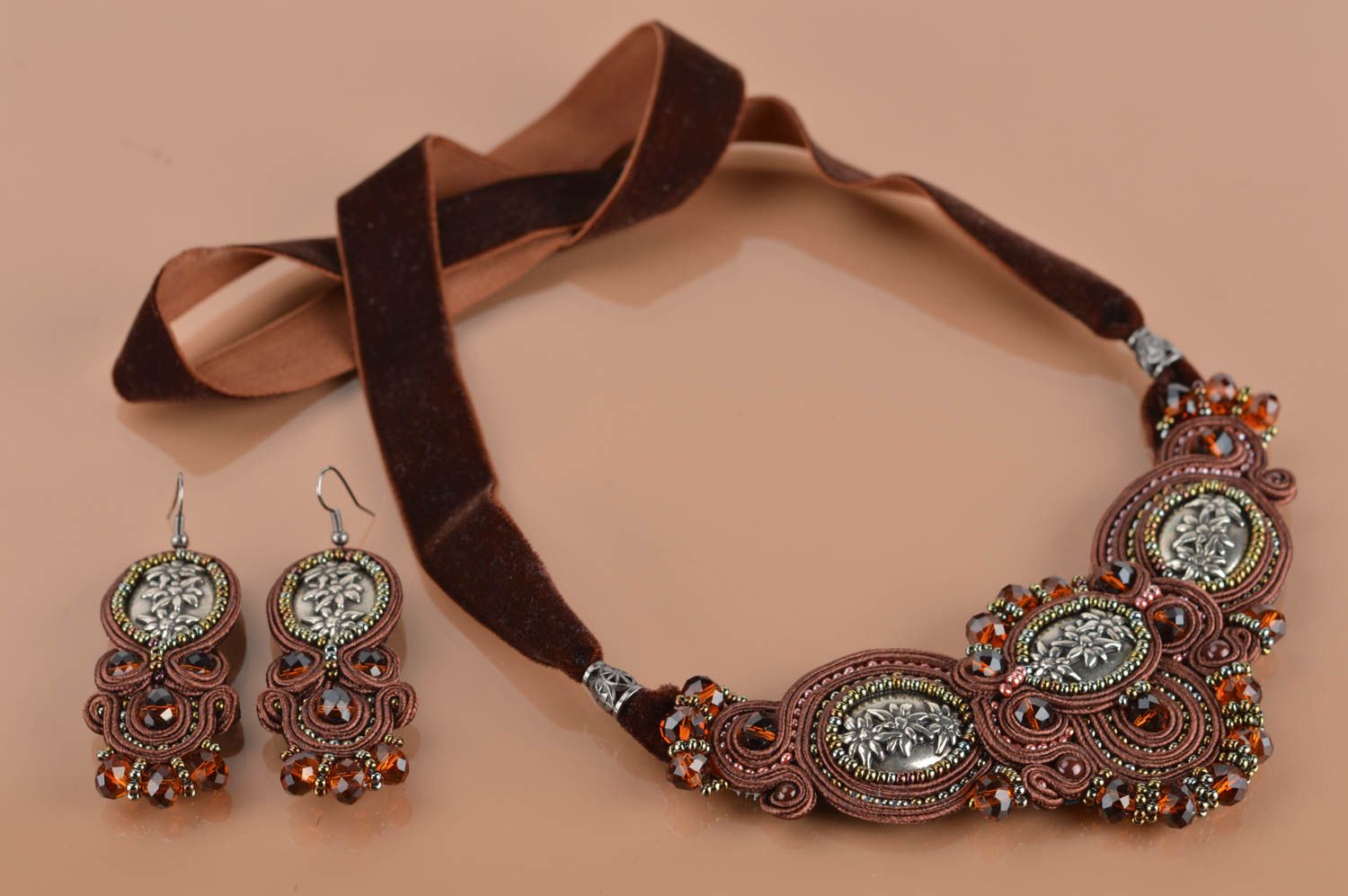 Ensemble de collier et boucles d'oreilles pendantes soutache marron faits main photo 2