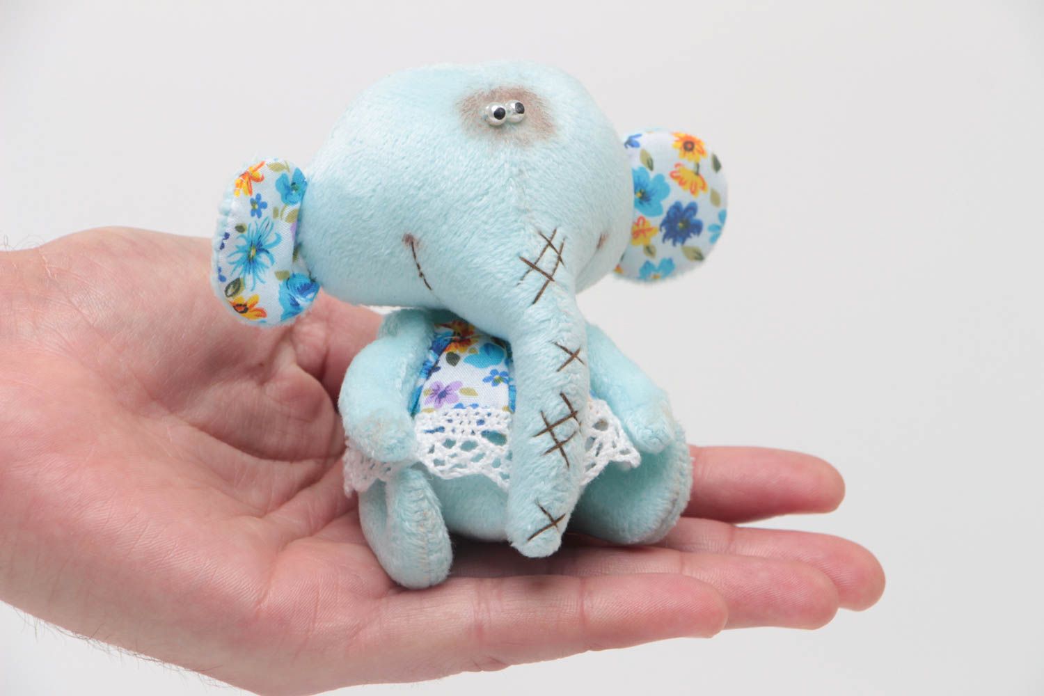 Blaues kleines lustiges handgemachtes Spielzeug Elefant im Kleid aus Stoff foto 5