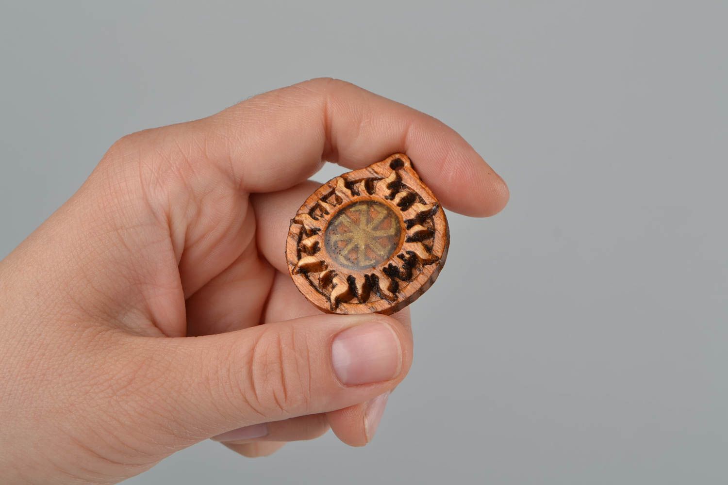 Amuleto protector colgante de madera artesanal Remolino en Sol de fresno tallado foto 2