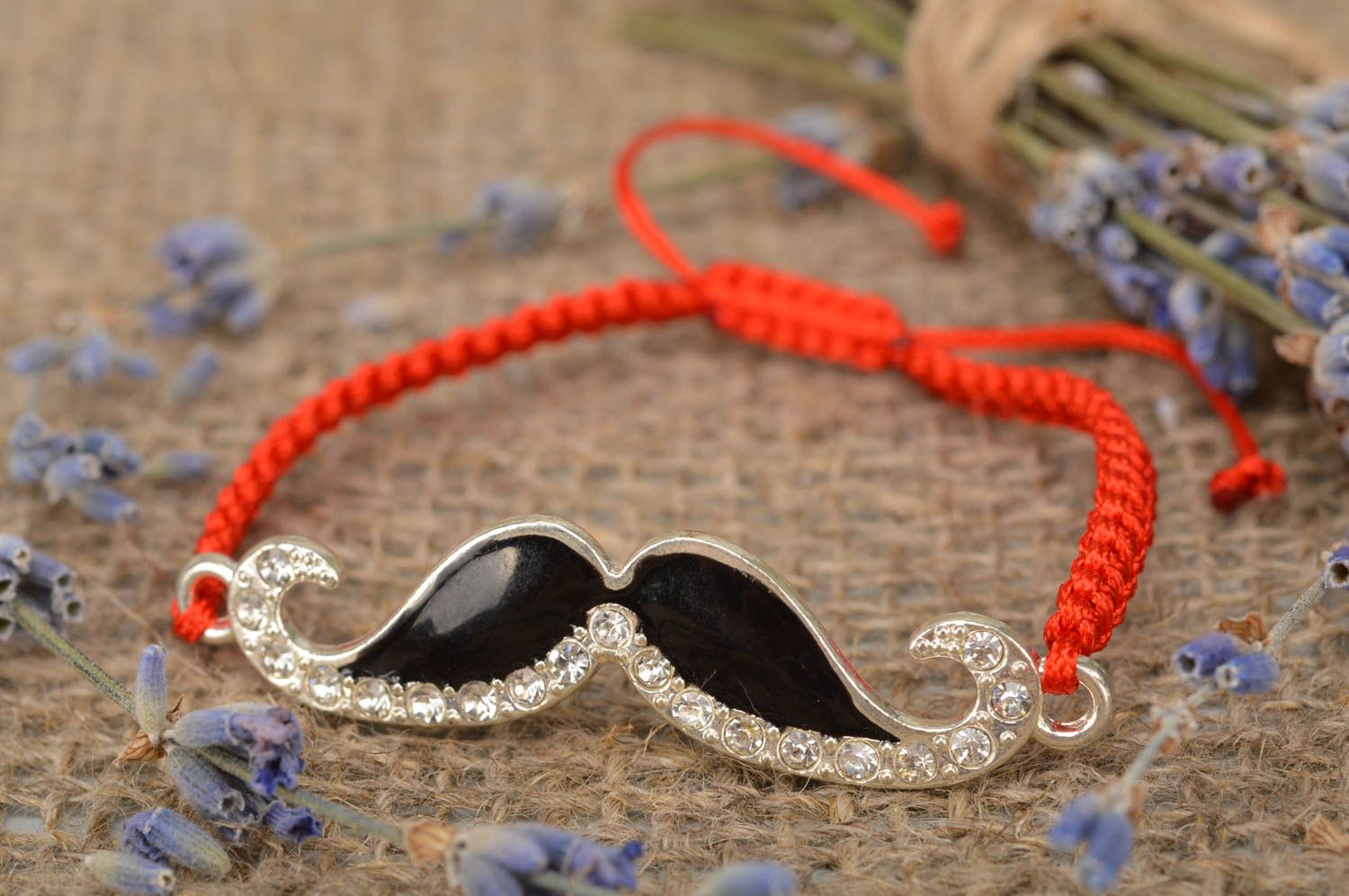 Bracelet fin tressé en lacet ciré rouge avec moustache noire fait main original photo 1