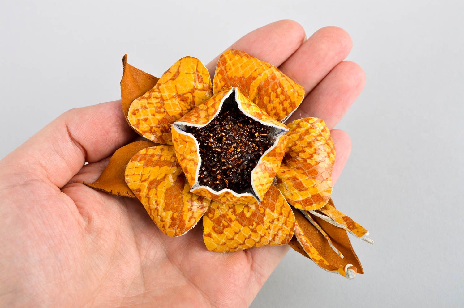 Broche fleur Bijou fantaisie fait main Accessoire en cuir pour femme tendance photo 5