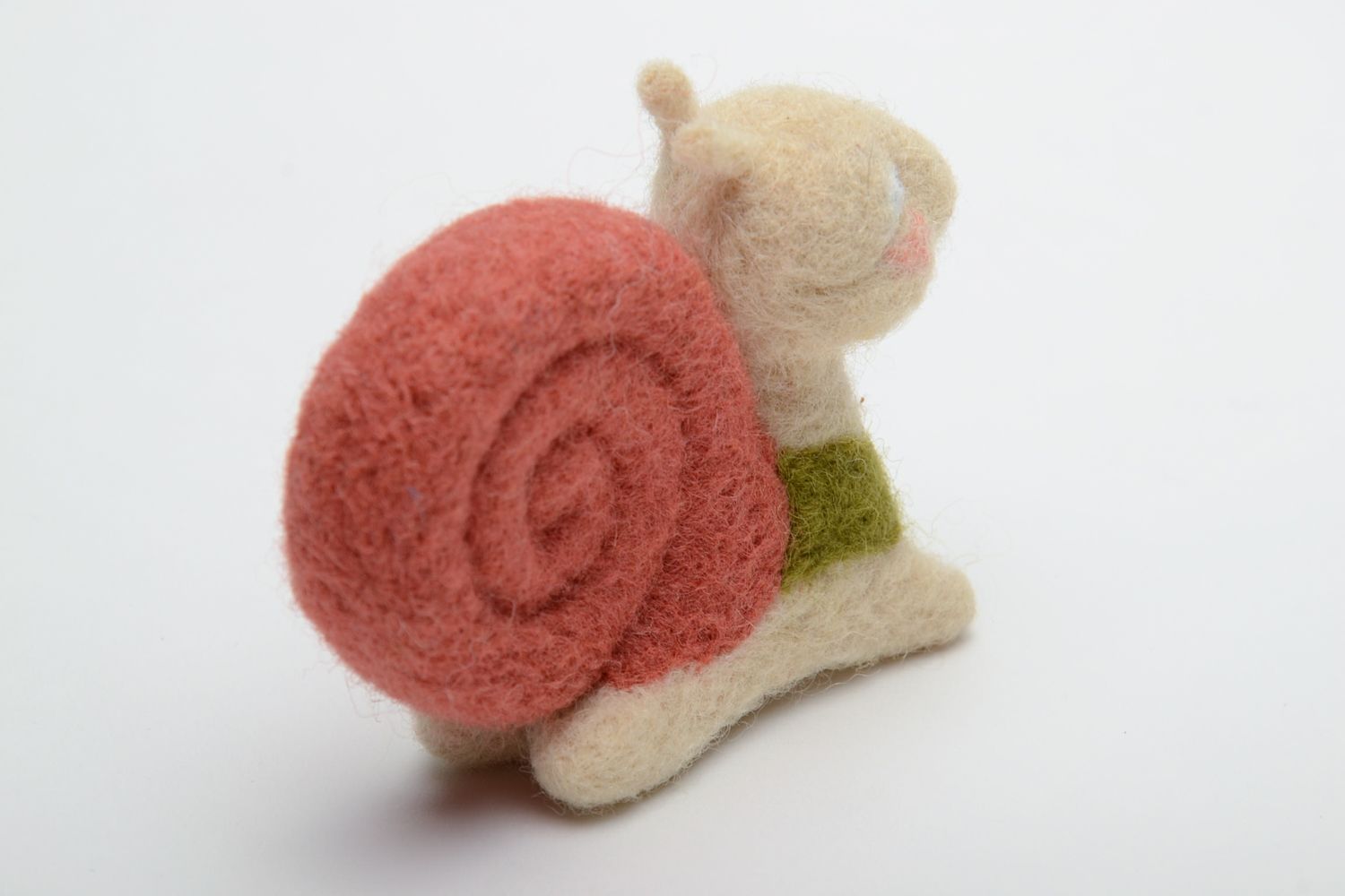 Petite peluche escargot en laine feutrée photo 4