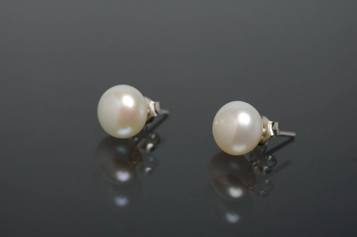 Silver pearl earrings of white color photo 3