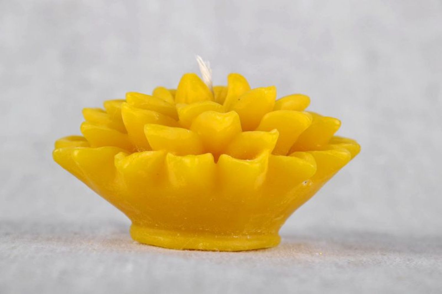 Candela decorativa fatta a mano candela a forma di loto giallo decorativo

 foto 2