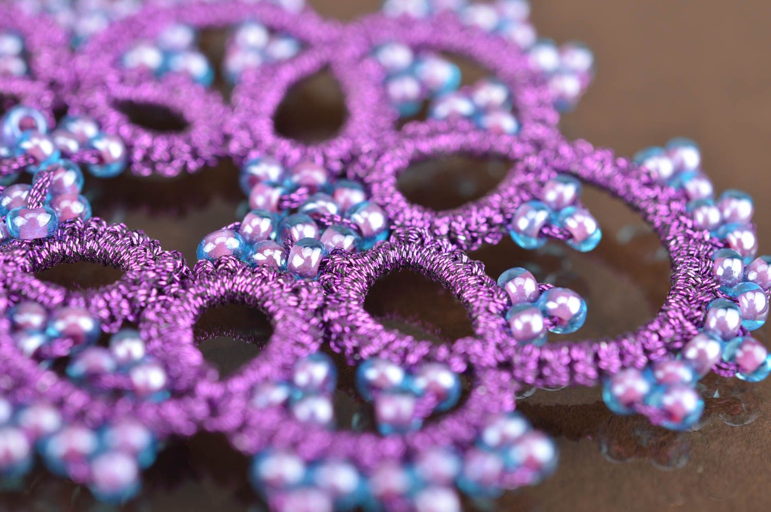 Pendientes artesanales de hilo y abalorios de color violeta en técnica frivolité foto 3