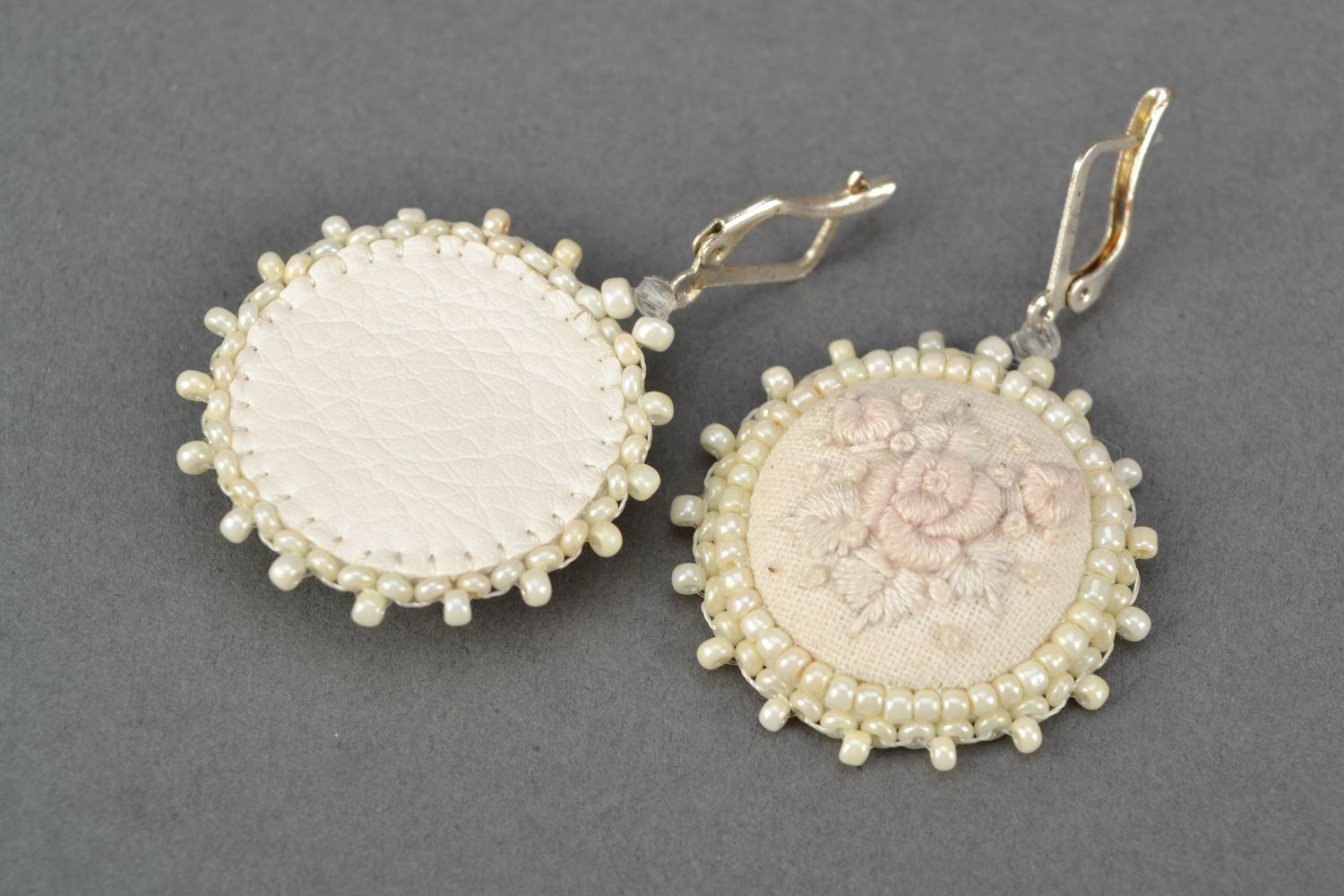 Round satin stitch embroidered earrings White Roses photo 3