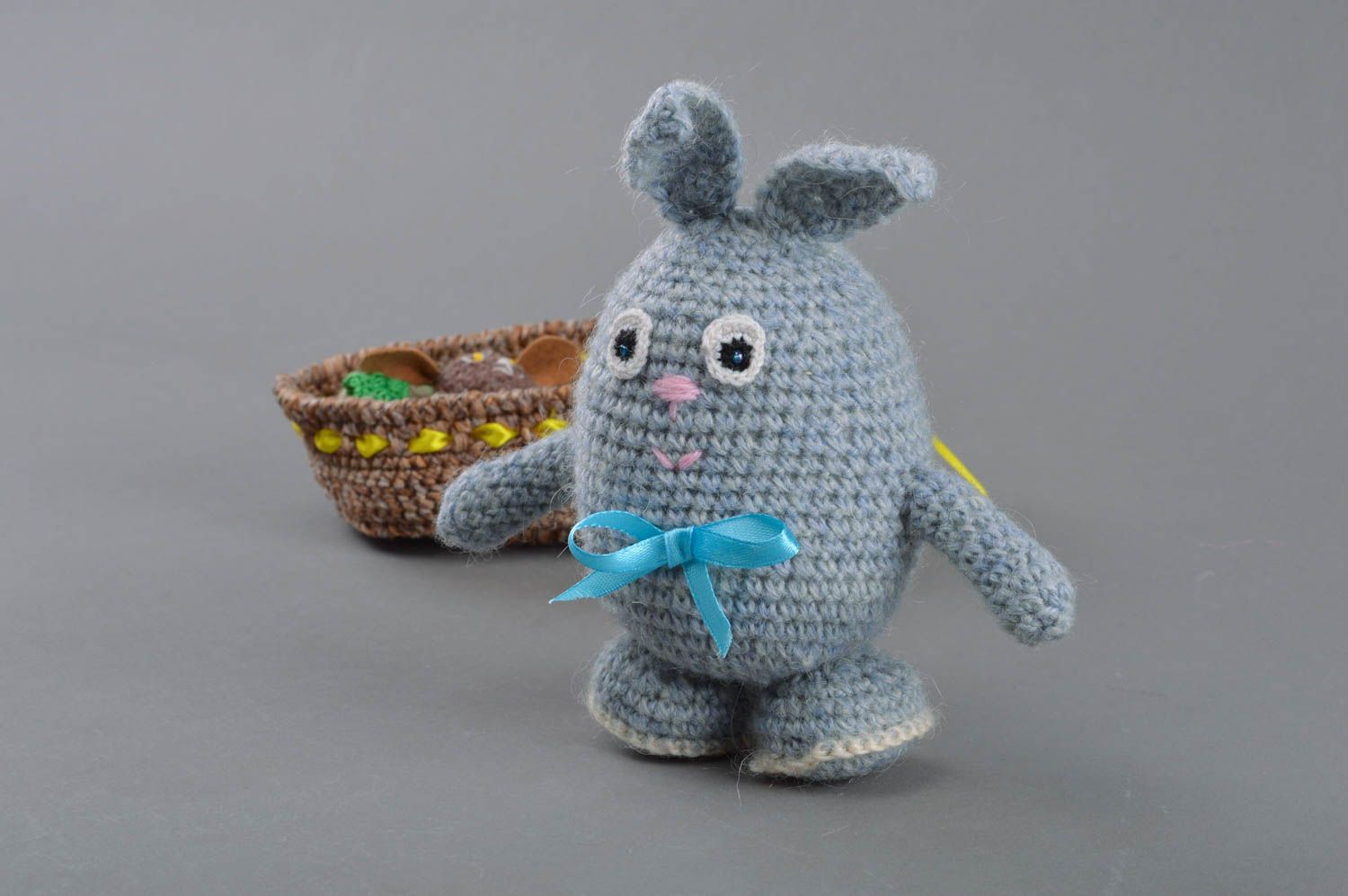 Мягкая вязаная игрушка в виде зайчонка серая маленькая с бантом ручная работа фото 3