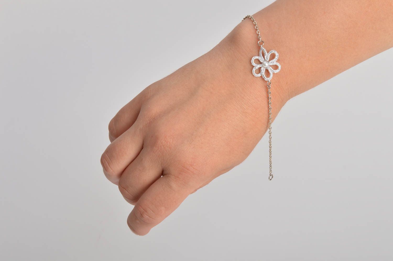 Bracelet avec fleur technique de frivolité accessoire en métal fait main photo 5