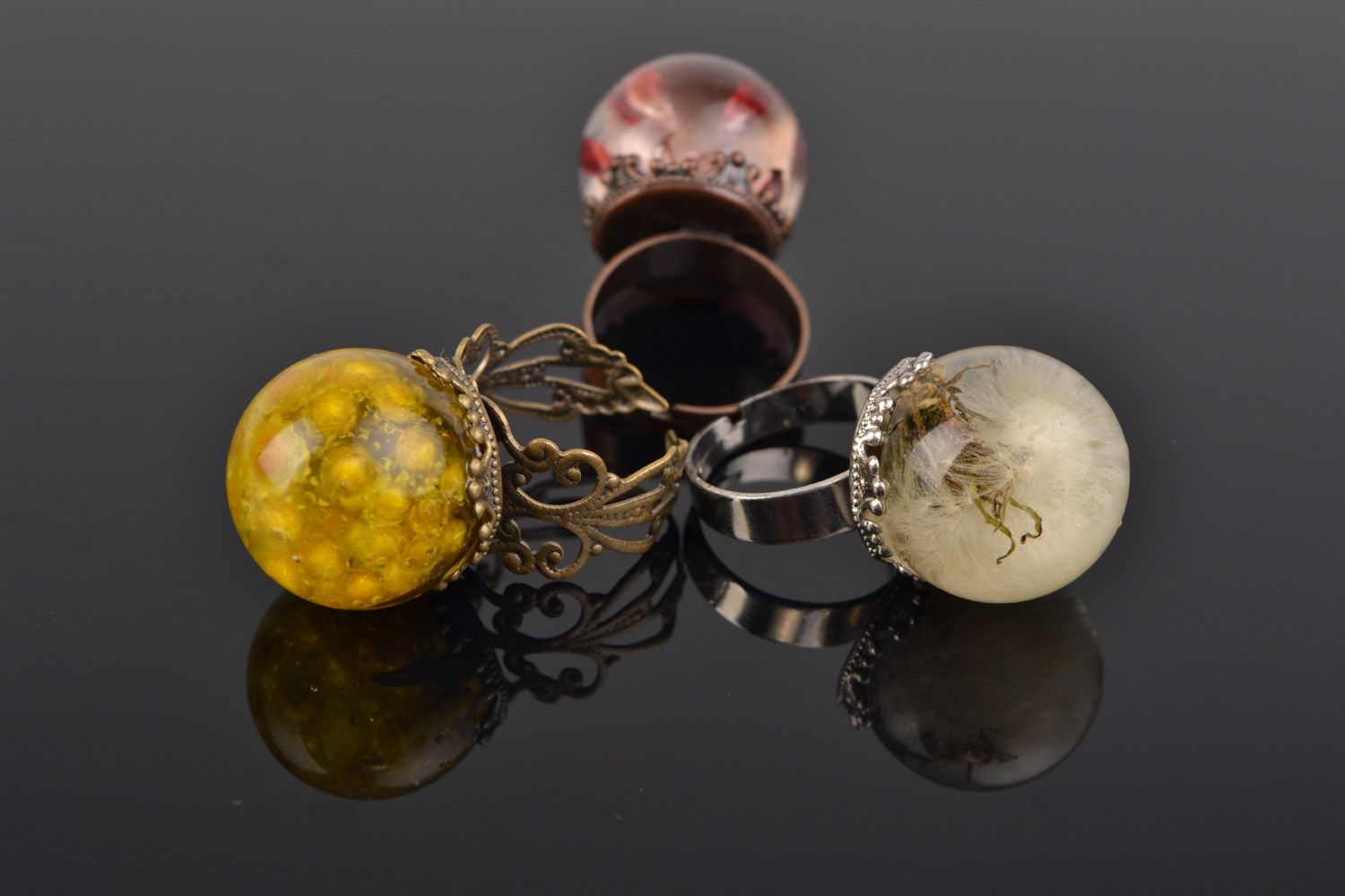 Set of handmade botanical rings with real flowers and berries coated with epoxy 3 items photo 4
