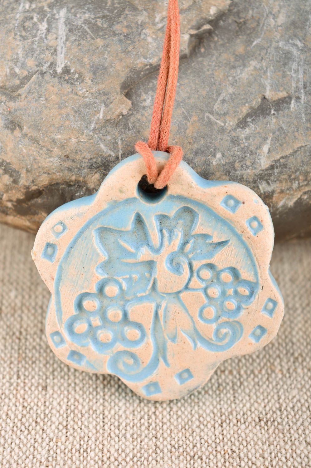 Керамическое украшение кулон ручной работы кулон подвеска в виде цветка с узором фото 2