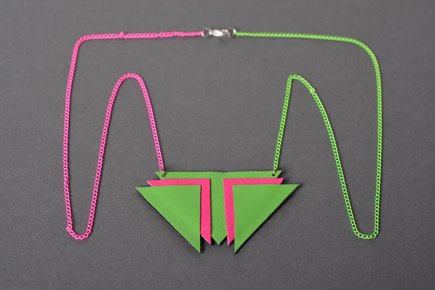 Handmade Schmuck aus Leder Accessoire für Frauen Ketten Anhänger rosa grün foto 2