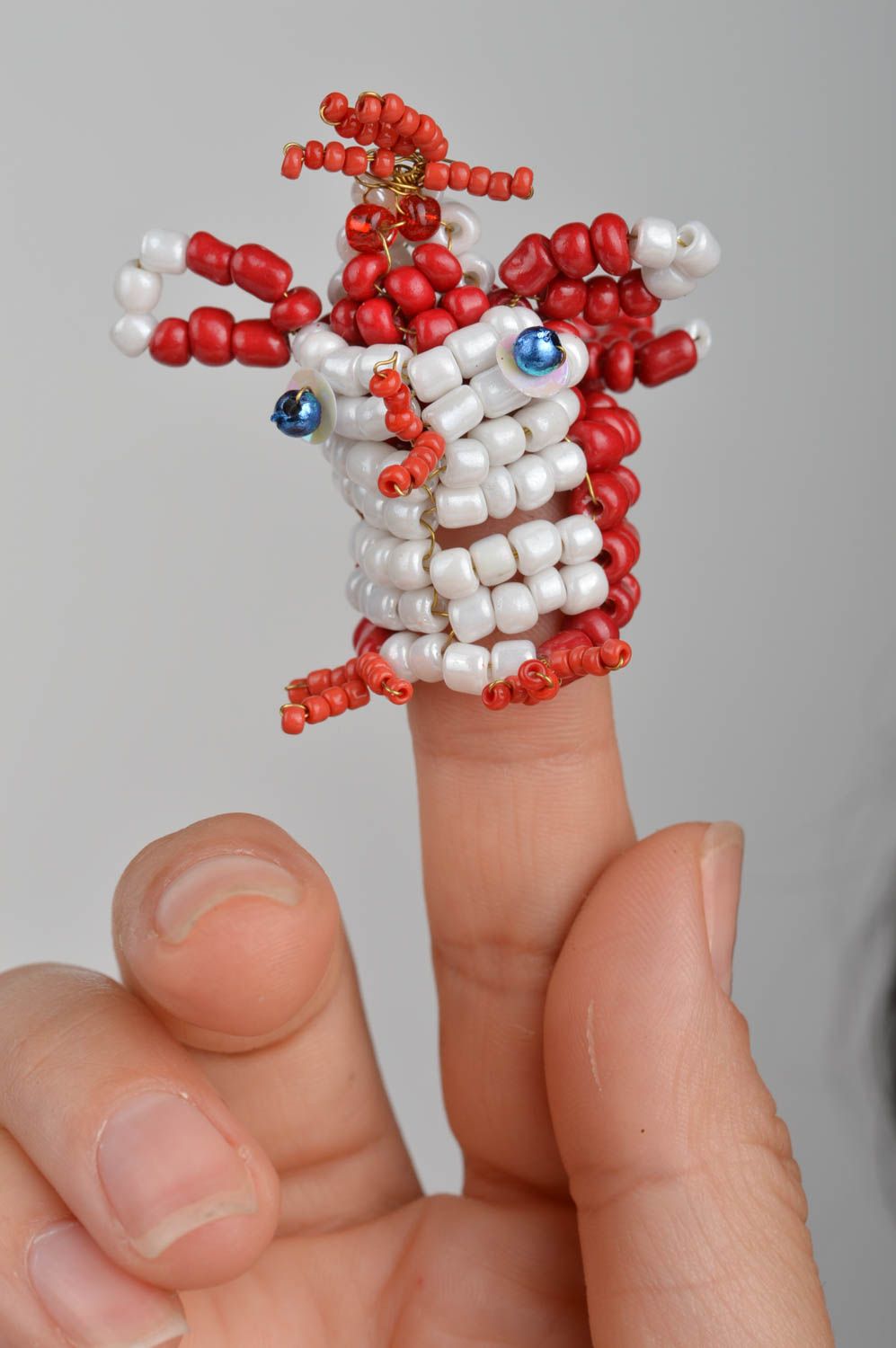 Пальчиковая игрушка цыпленок красный забавный из китайского бисера ручной работы фото 1