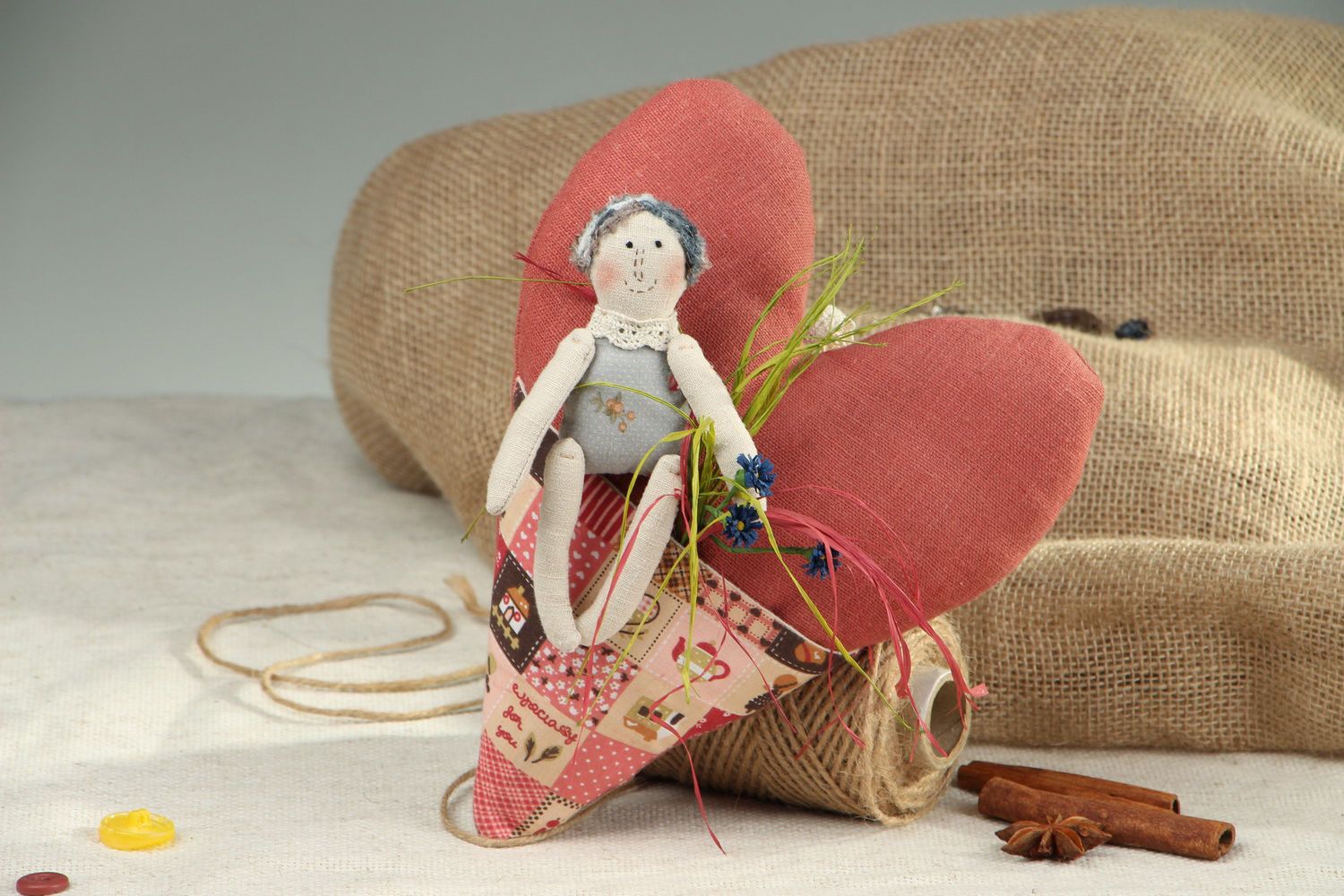 Bambola con cuore fatta a mano in stoffa pupazzo di pezza per interni foto 2