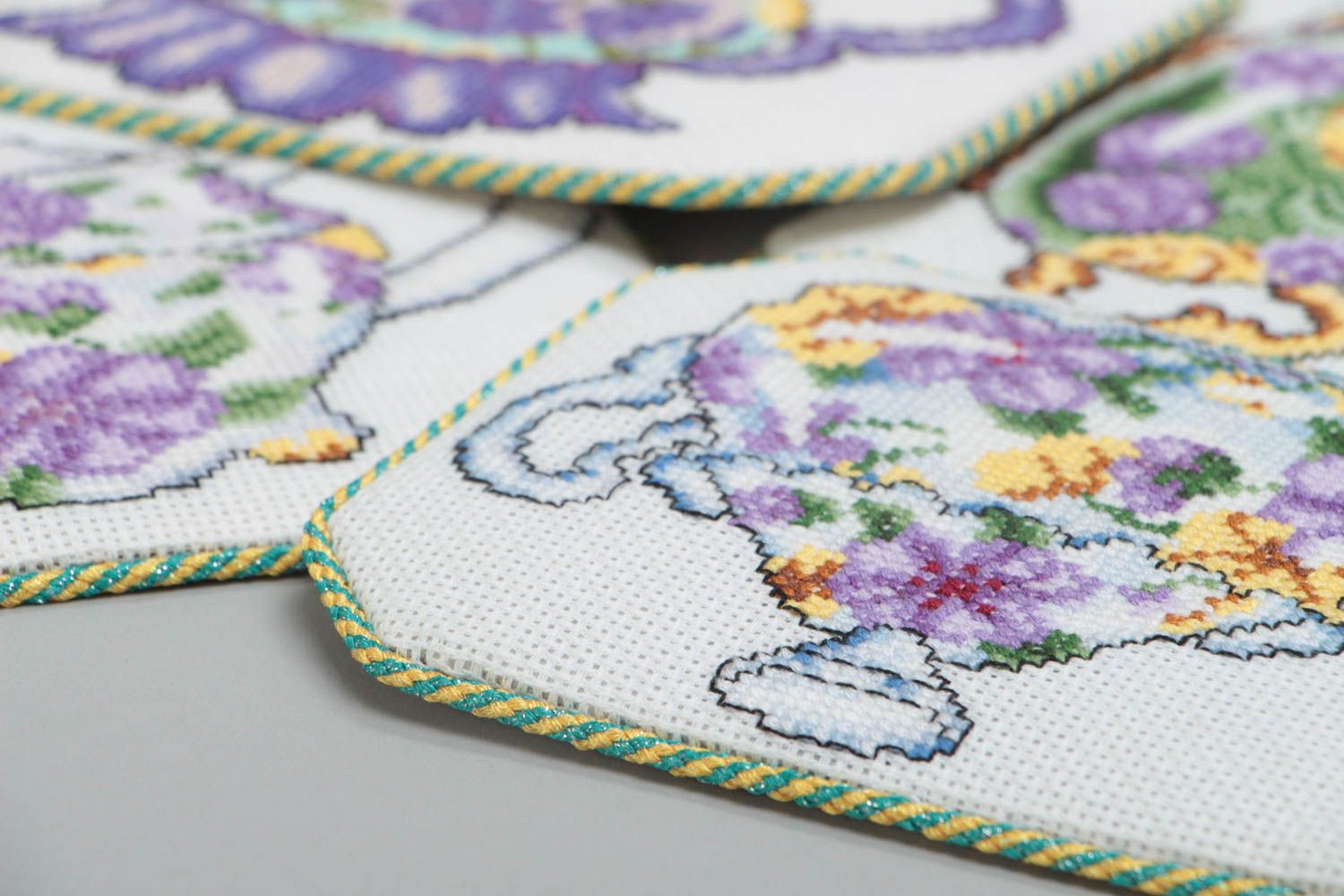 Handmademachtes Textil Untersetzer Set für Tassen mit Kreuzstickerei 4 Stück foto 3