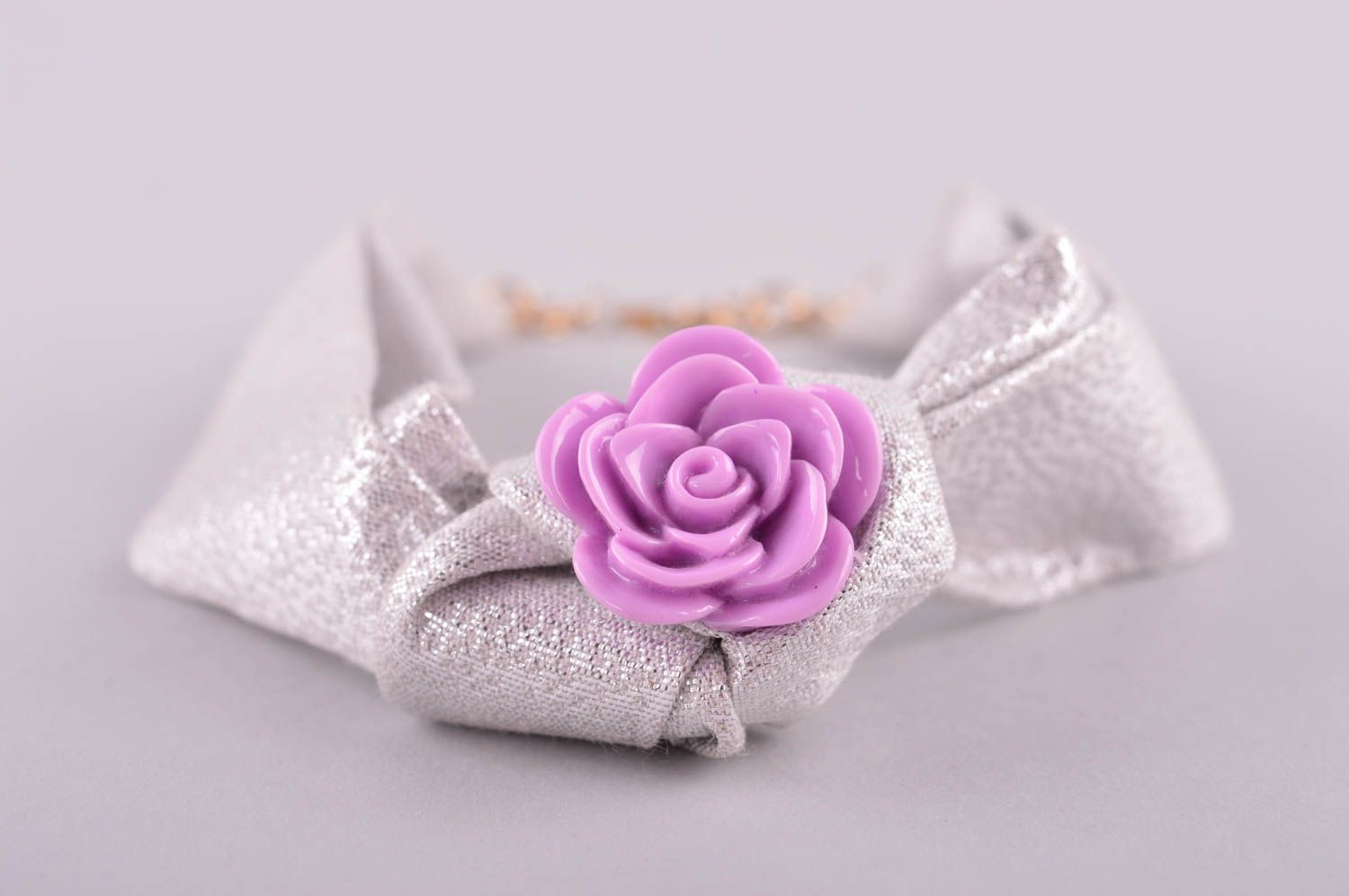 Collar artesanal de tela plateada con flor bisutería fina accesorio femenino foto 3