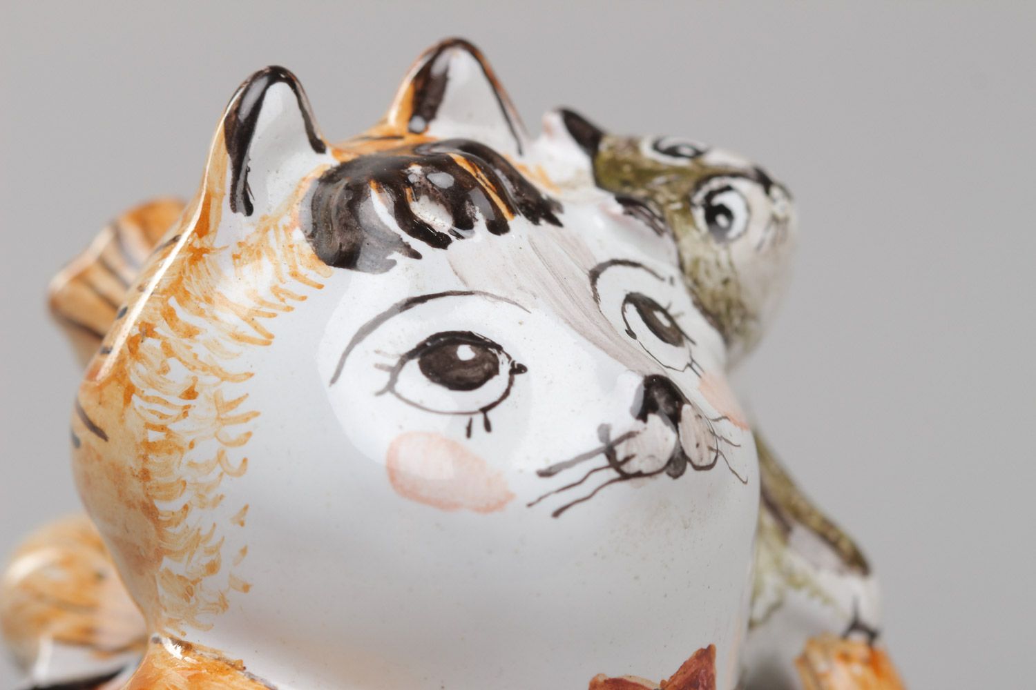 Petite figurine en céramique chatte et chatons multicolore peinte faite main photo 4