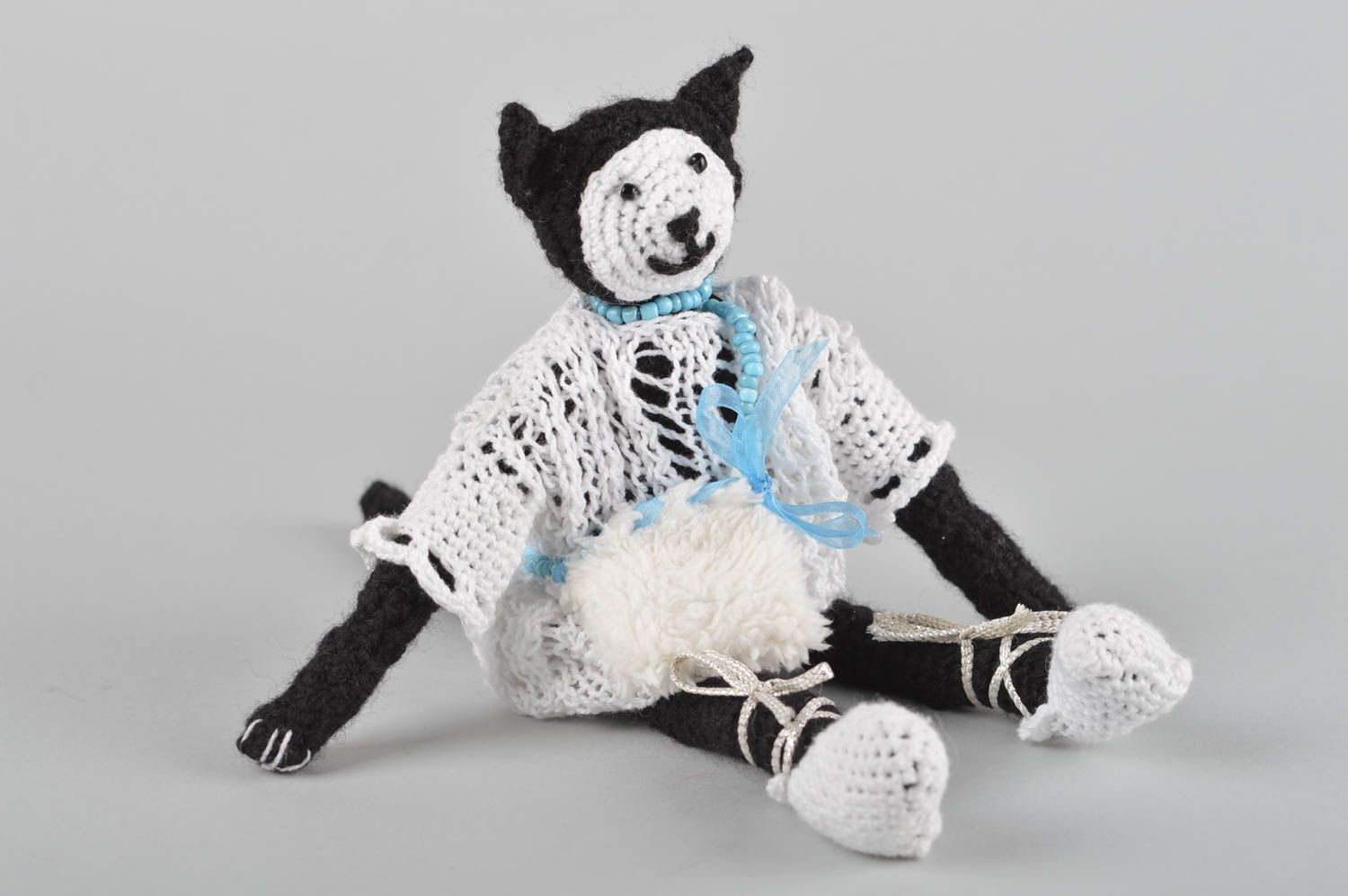 Jouet tricoté Peluche faite main Chat noir et blanc Cadeau enfant décoration photo 1