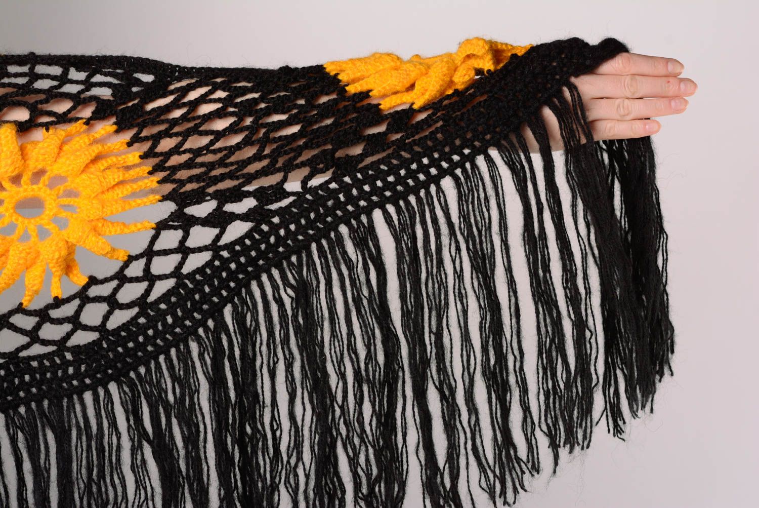 Вязаная накидка шерстяная шаль вручную вязаная спицами черная с желтыми цветами фото 5