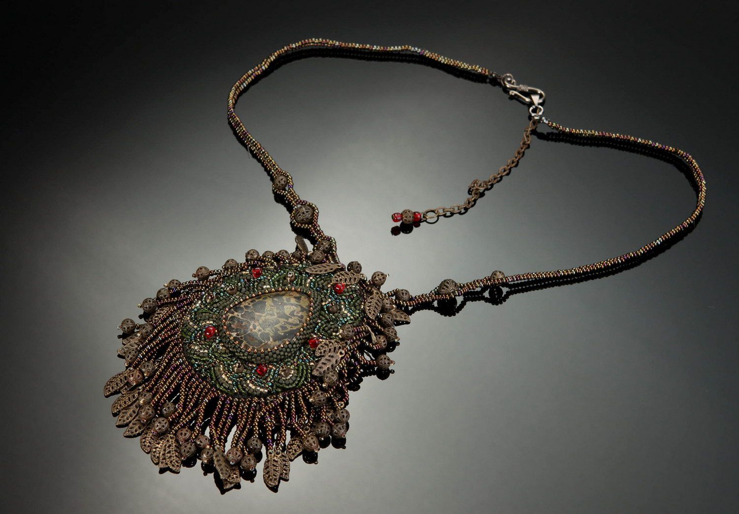 Pendentif en jaspe artisanal décoré de perles de rocailles photo 3