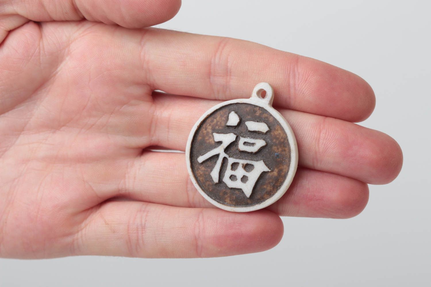 Китайский оберег из полимерной смолы ручной работы с иероглифом Счастье фото 5