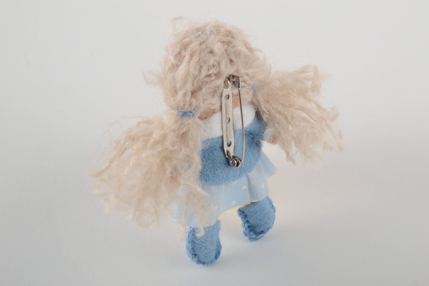 Kleine schöne weiche handgemachte Puppe aus Wolle in Trockenfilzen Technik foto 3