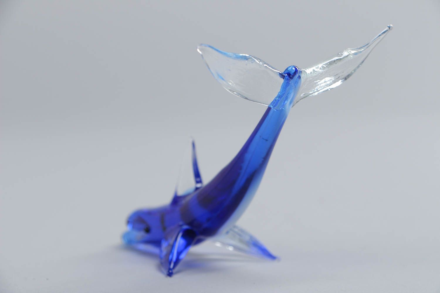 Handgemachte schöne blaue Lampwork Figur aus Glas Delfin für Interieur in kalten Farben foto 3
