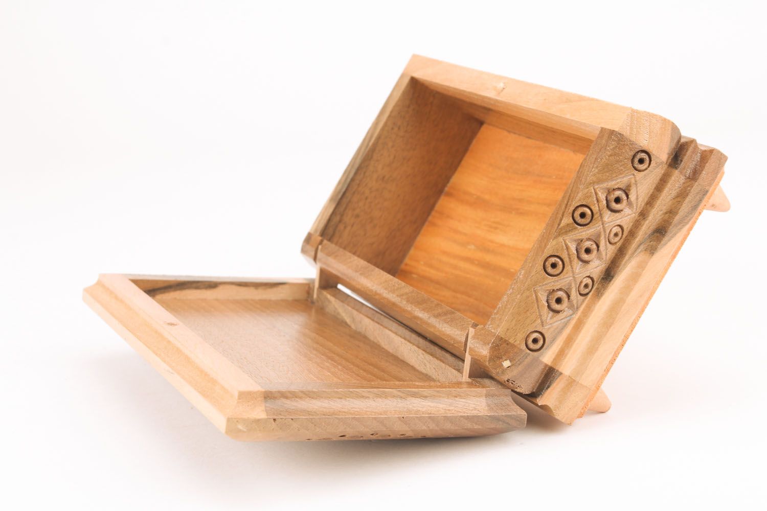 Caja de madera tallada foto 3