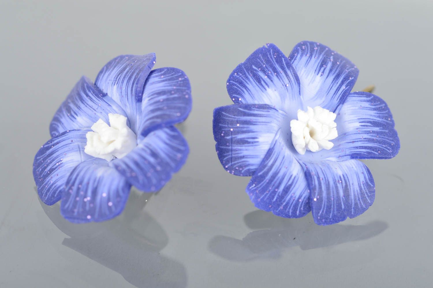 Pendientes artesanales originales con flores de arcilla polimérica de color lila foto 2