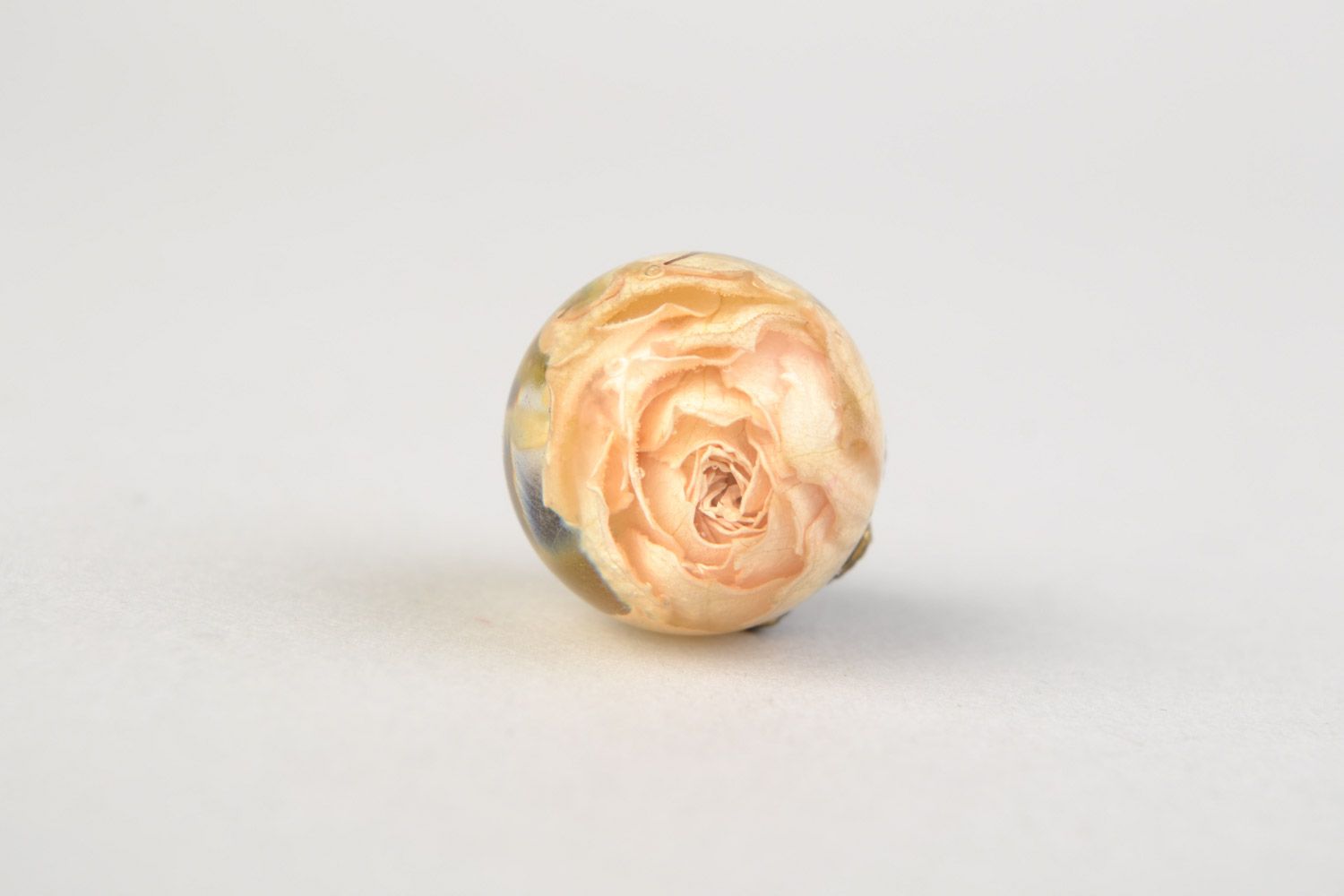 Кулон с розой внутри под эпоксидной смолой ручной работы круглый в виде шарика фото 3