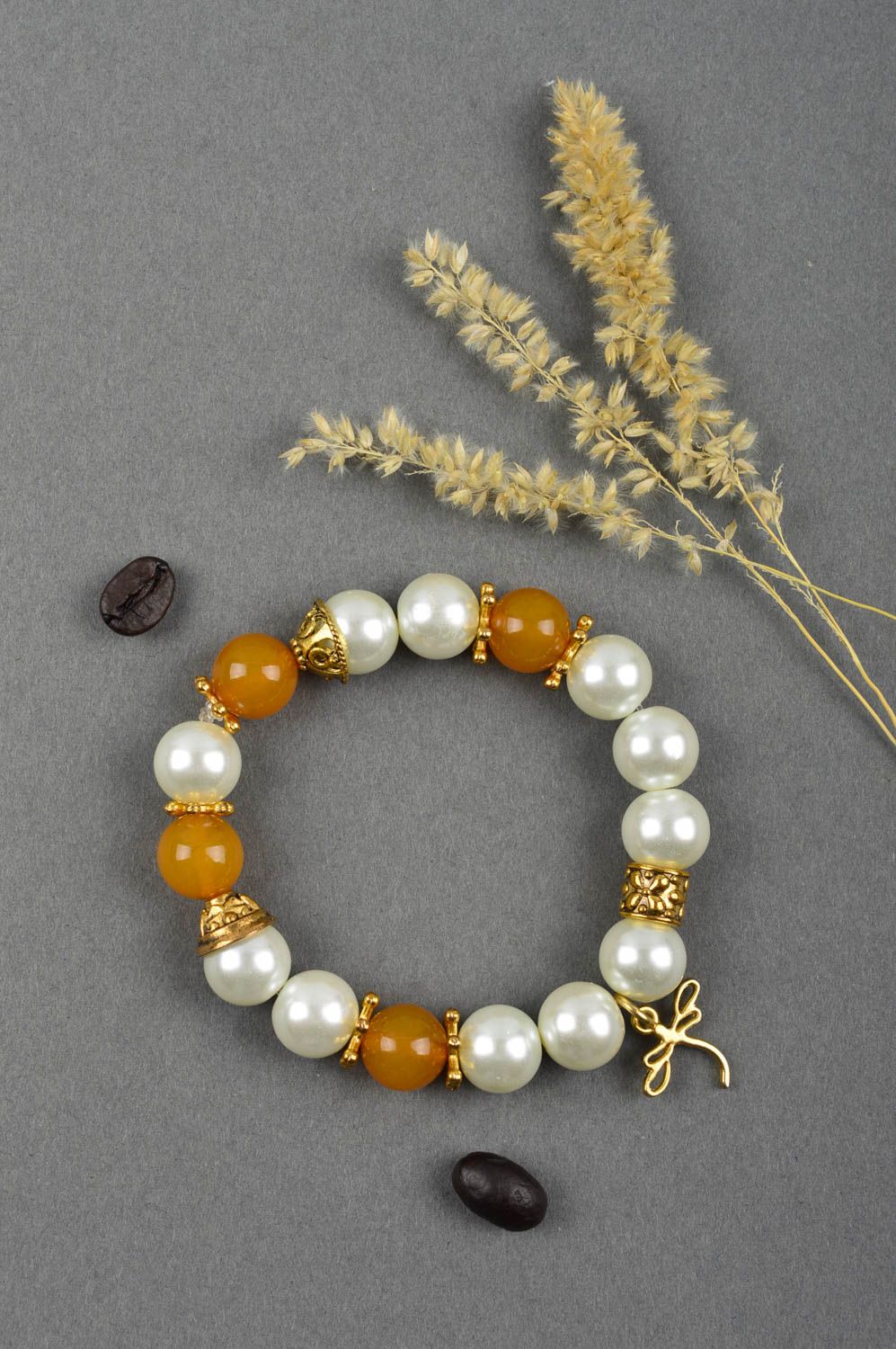 Bracelet en ambre et perles Bijou fait main jaune-blanc Cadeau pour femme photo 1