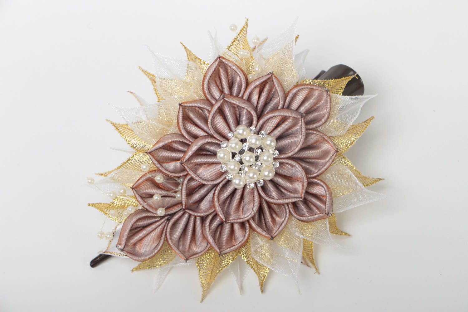 Большая атласная заколка в виде цветка ручной работы красивая на зажиме фото 2