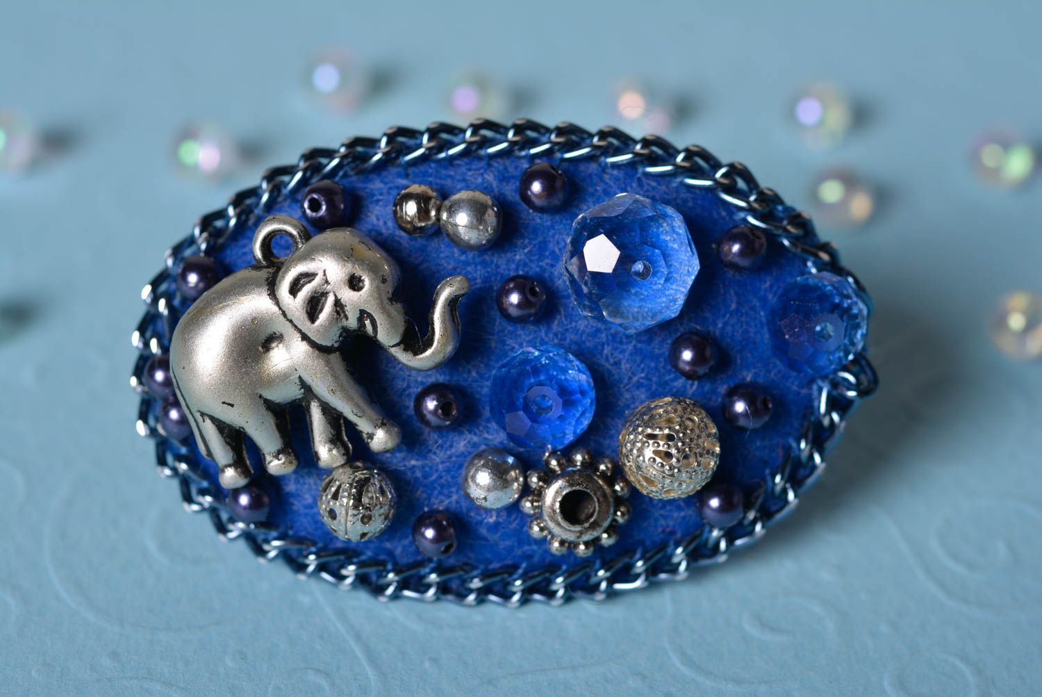 Broche bleue faite main Accessoire femme ovale avec éléphant Cadeau femme photo 1