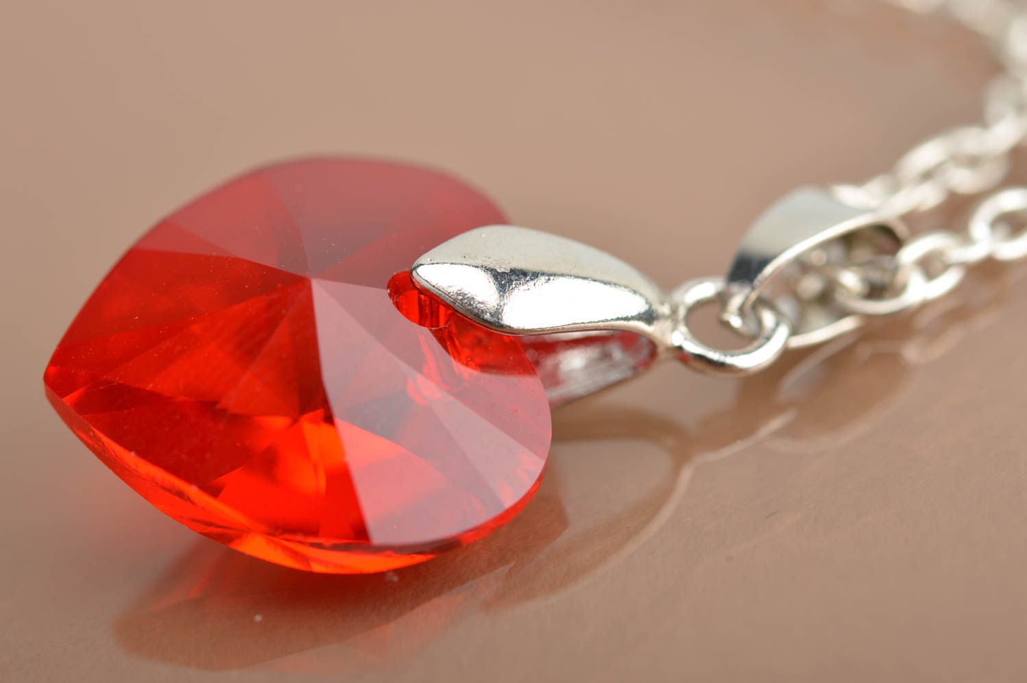 Кулон с кристаллом красивый красного цвета на цепочке авторский в виде сердечка фото 3