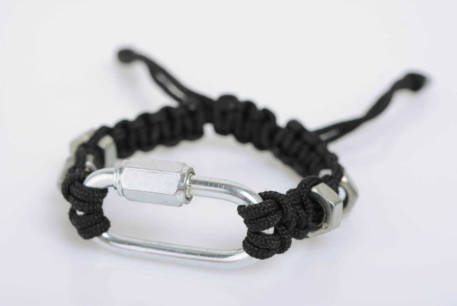 bracelet en macramé lacet noir synthétique avec écrous tressé fait main photo 1