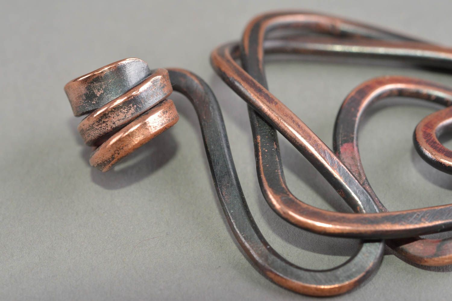 Pendentif en cuivre technique du forgeage à chaud forme abstrait fait main photo 5