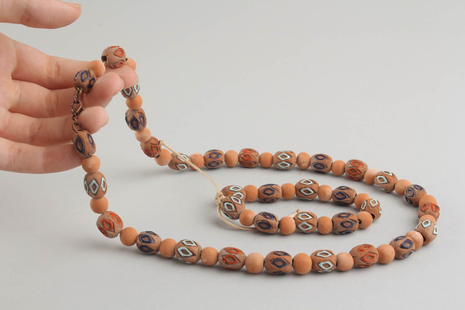 Conjunto de jóias de argila colar e pulseira no estilo étnico pintados com tintas acrílicas foto 2