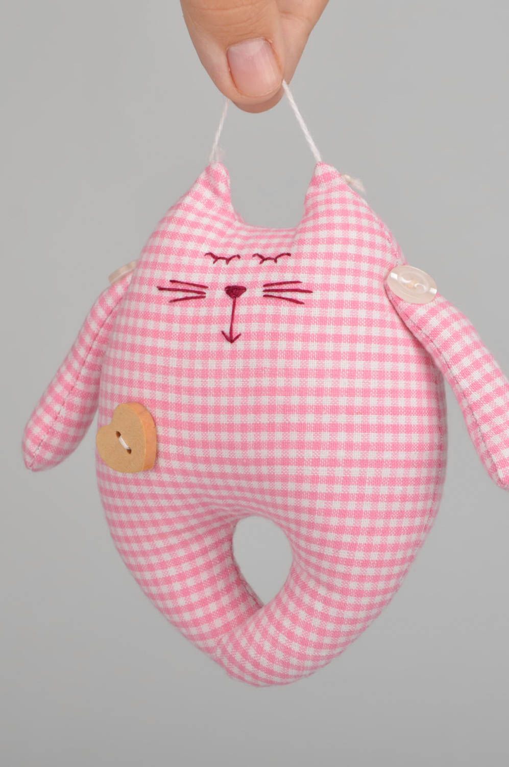 Chat en tissu avec cordon fait main original jouet rose à carreaux pour enfant photo 5