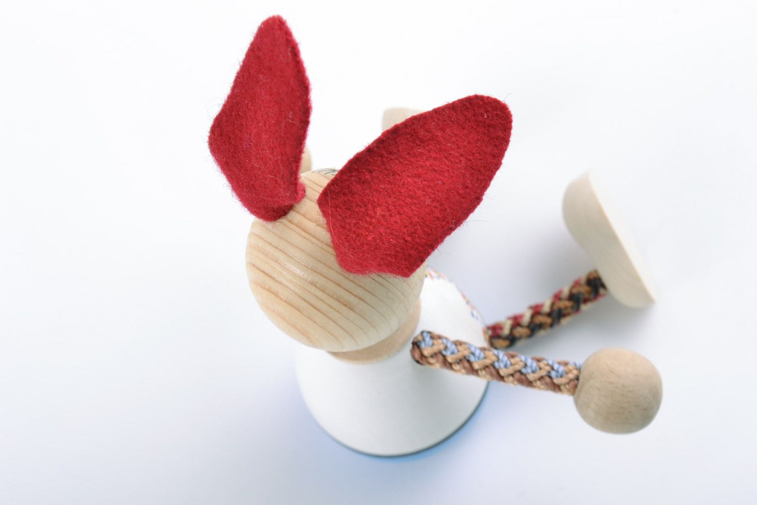 Деревянная игрушка в виде зайца ручной работы расписная для ребенка фото 4