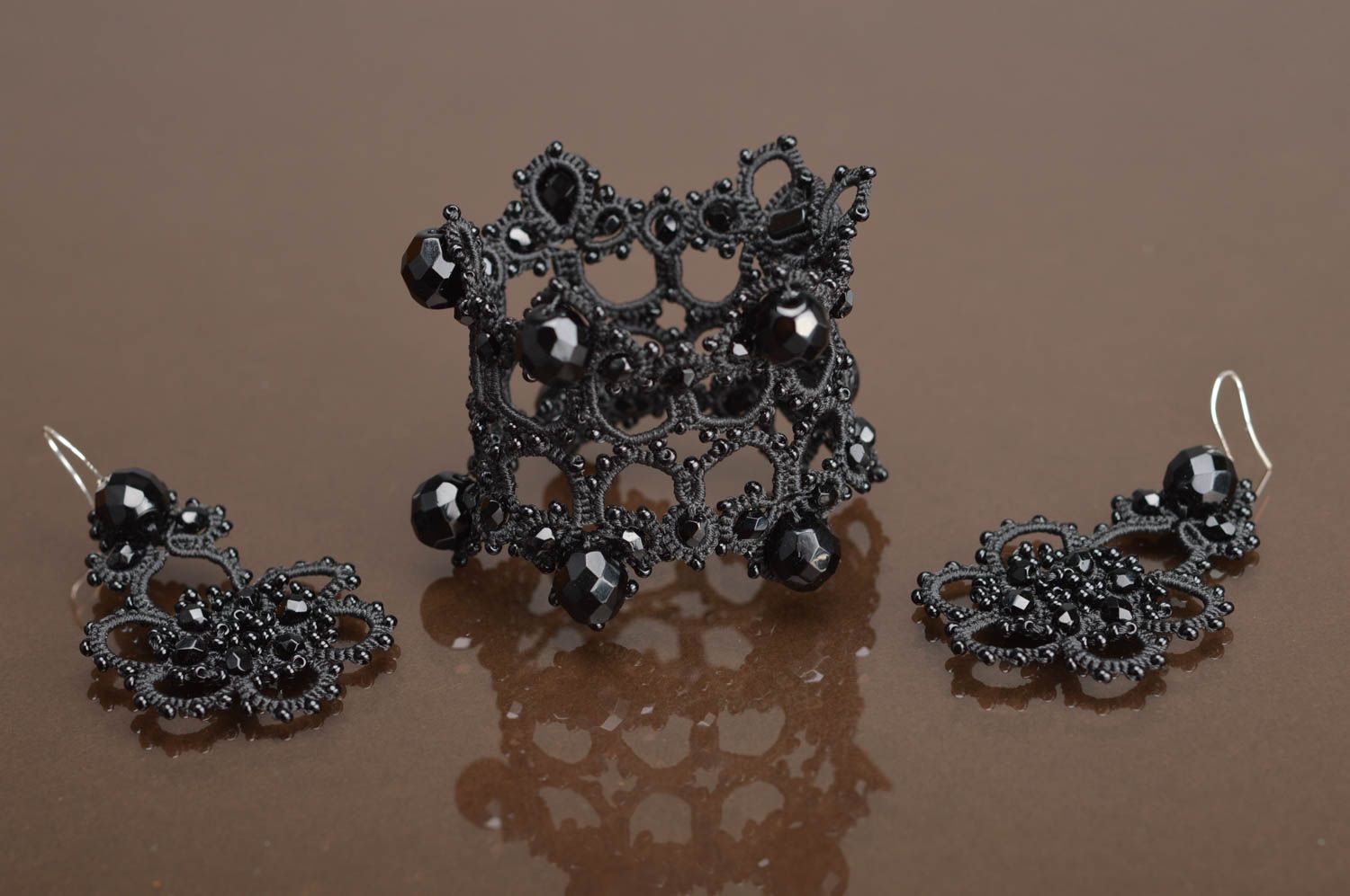Boucles d'oreilles et bracelet faits main frivolité noirs avec cristaux photo 2