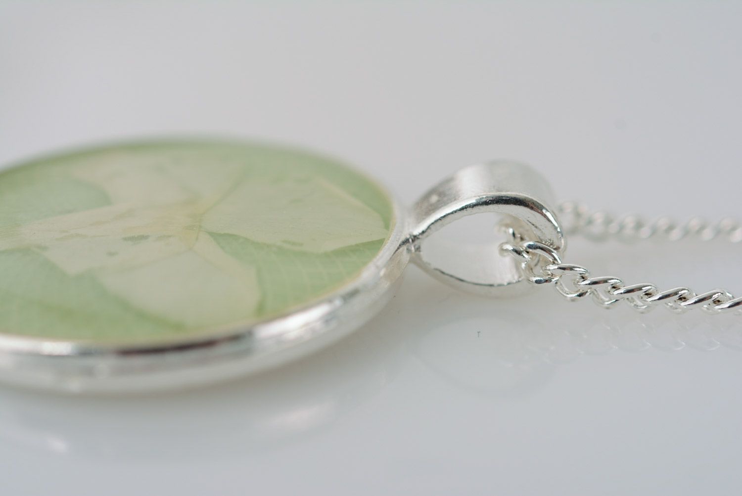 Petit pendentif en résine époxy rond vert fait main avec fleur et chaînette photo 4