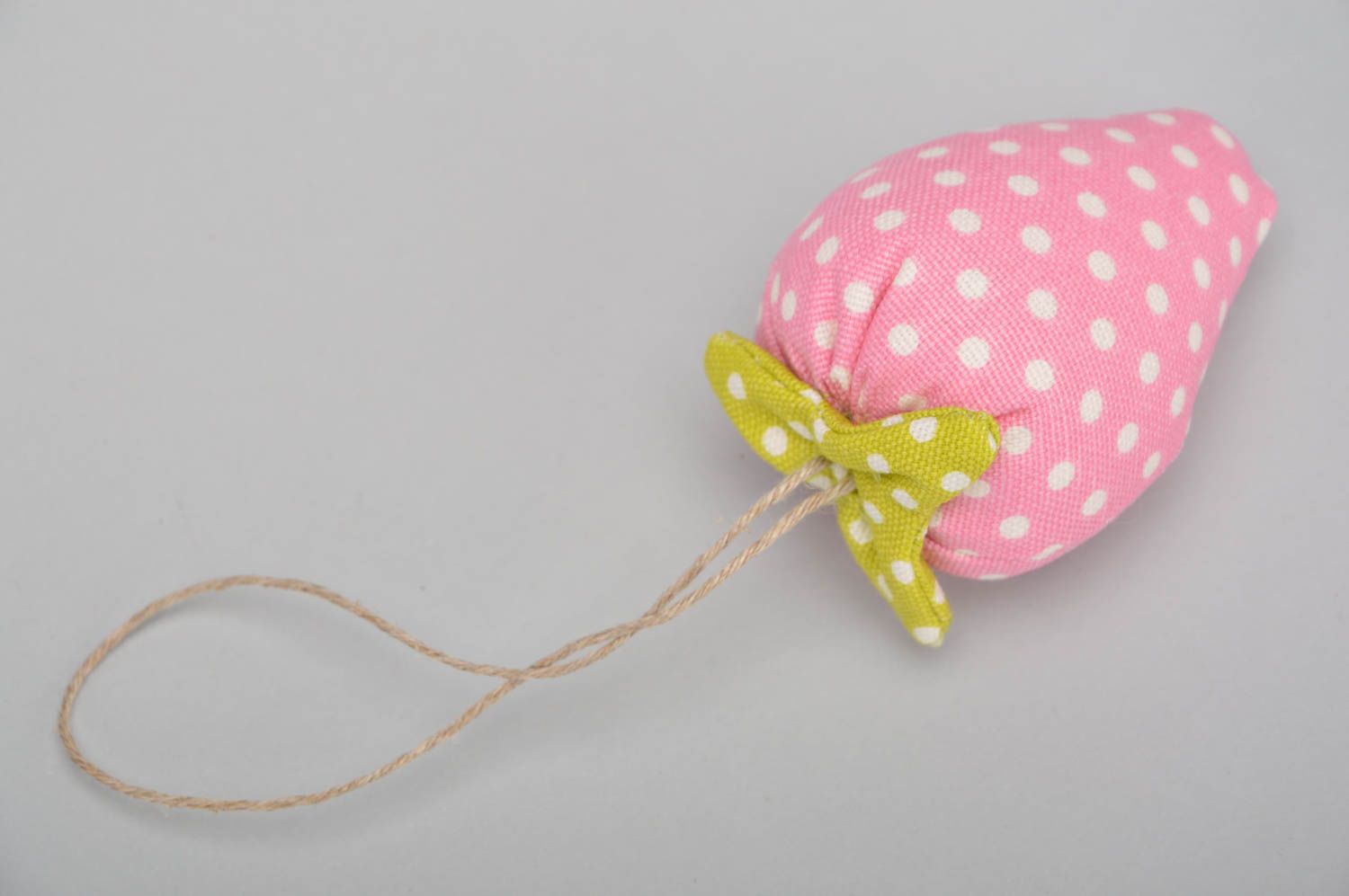 Интерьерная подвеска клубничка розовая хлопковая ручной работы для декора дома фото 5