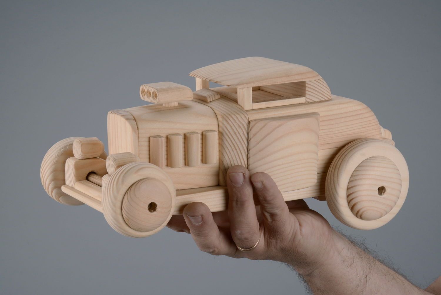 Cochecito de juguete tallado a mano de madera foto 4
