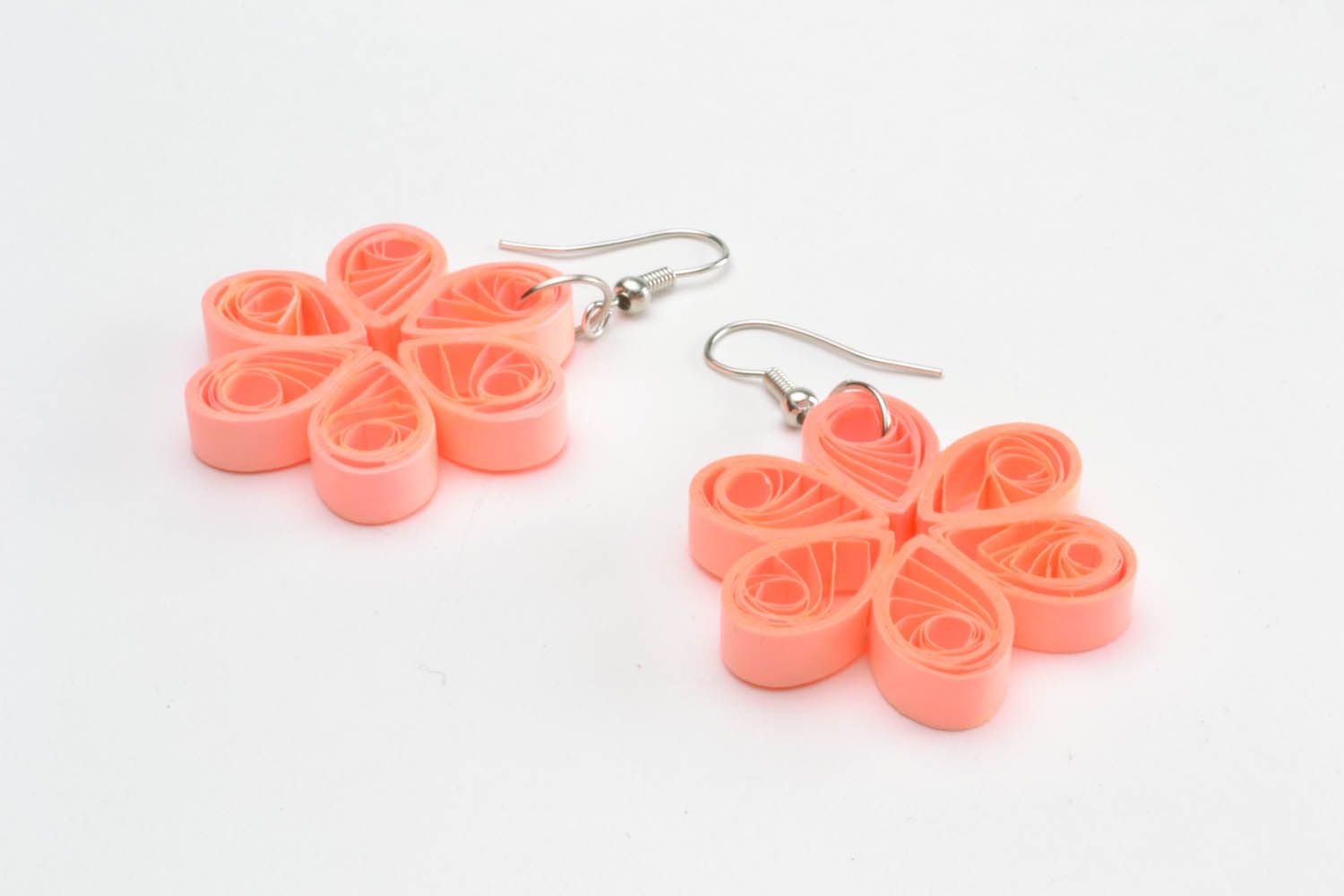 Boucles d'oreilles artisanales pendantes en papier Fleurs couleur corail photo 5